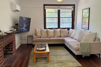 Image de 2 Cute Cosy Cottage Mt Claremont Big Garden & Trampoline Sleeps 4