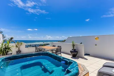Image de Luxury 3-bed oceanfront haven featuring a rooftop terrace with a private spa