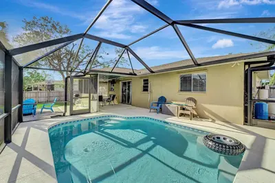 Cozy, Relaxing Escape- Heated Pool, Mins to Beach