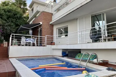 Image de Villa with pool, sea and mountain views. Walking distance to the center and the beach.