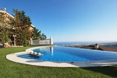 Image de Sunny house - Piscine à débordement avec vues spectaculaires