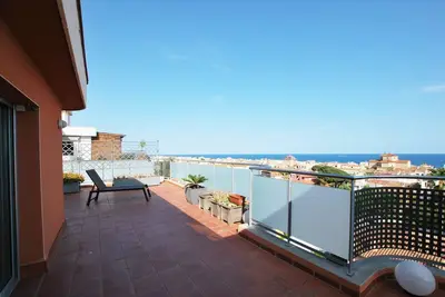 Image de Picasso street - Vue mer centre village