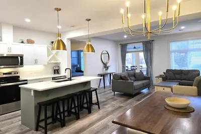 Image de 🏡 Luxury 5br Home right by the beach| Wine Country Views 🍷Ev charger