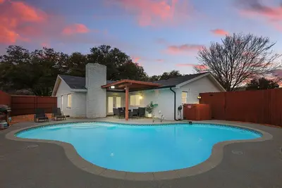 Image de Modern Luxury x Backyard Pool Retreat, 4-Bd, 2-Ba