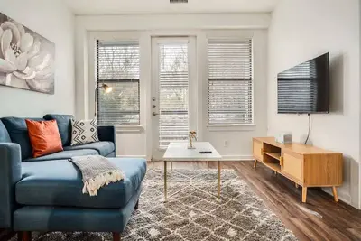 Image de Boulevard Stays Walk to Downtown! 2br SoCo Pool, Parking, Gym 05