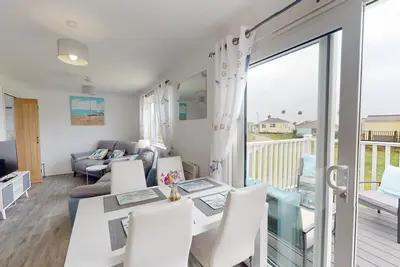 Image de Surrounded by grassy dunes, big skies and just a short walk from the stunning stretch of beach
