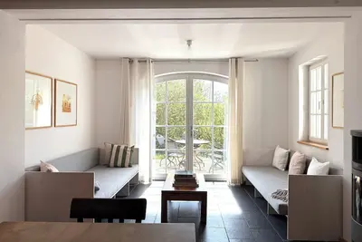Image de Remise ground floor: Garden apartment with wood-burning stove, terrace and water access