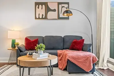 Image de 3br Near Metro - Walk to Met - Free Parking - Terrace - 8 pp