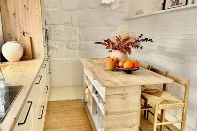 Image de Coastal Serenity Escape: Bright, Beachside Apartment with Fireplace & Terrace
