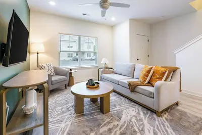 Image de Landing | Spectacular 2bd, Pool, Yoga Studio