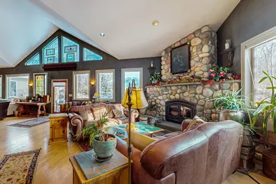 Image de Stunning home on the Yellowstone River with gorgeous views, patio, fireplace