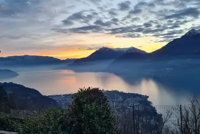 Image de Maison avec une vue spectaculaire sur le lac de Côme