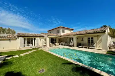 Image de Villa à deux minutes de la place des Lices, avec piscine et sans vis à vis!