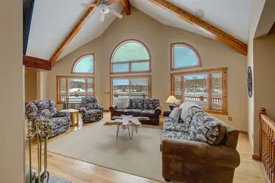 Image de Stunning 4-Bedroom, 3-Bath House on 7th Fairway of the Cedar River Golf Course!