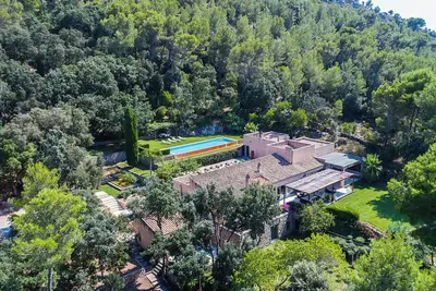 Image de Spacious villa inside natural park