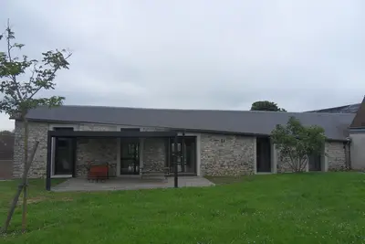 Bâtiment rénové, tout confort, salle de jeux, bureau, familles, professionnels