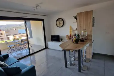 Image de T2 de standing Fronte Di Mare en bord de mer & centre du village de Propriano