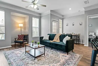 Image de Refined 2br 2ba Unit with Pool Access in Fort Worth