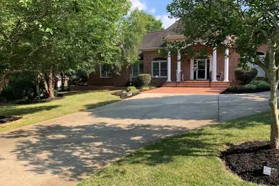 Image de Beautiful home, close to restaurants, shopping, and Charlotte sporting events.
