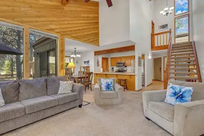 Image de Updated condo, sleeps 6, close to everything