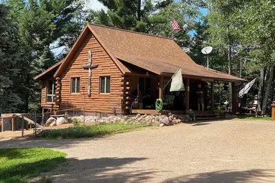Image de 20 acre, 5-bedroom waterfront cabin in Suring. Private pond & River Access!