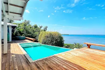 Kathathu del Mar: oceanfront 2 bedroom house with Ac, WiFi, hot tub and pool.