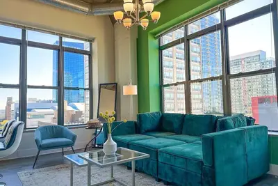 Image de McCormick Place Stylish corner unit with optional parking for up to 6 guests