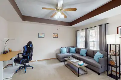 Image de Charming townhome with private deck, w/d, central air & close to attractions
