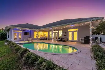 Image de 4-bedroom house in charming Bradenton, with private pool, spa, and boat dock.