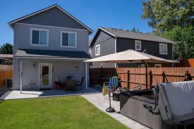 Image de Private hot tub / Close to town / Cozy and pet friendly