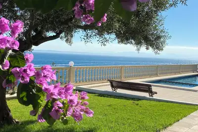Image de Superbe appartement première ligne avec piscine