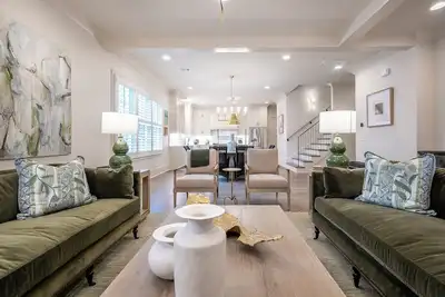 Image de Tx Rebel; Luxury home four blocks from Oxford's square, walk to Midtown