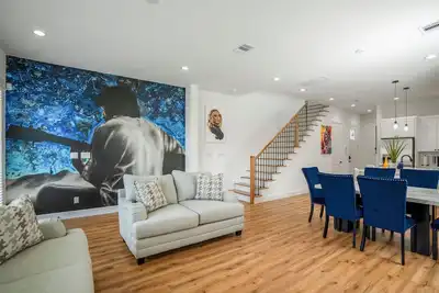 Image de Music Themed 2-Story/3-Bedroom - Near Downtown