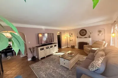 Image de Charming 3/2. 5 Tudor Style Luxury Home, Centrally Located Near University