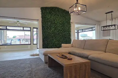 Image de Minimalist Lake House