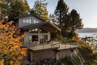 Image de A serene waterfront perch! Panoramic sunsets, huge deck with cliff-hung hot tub