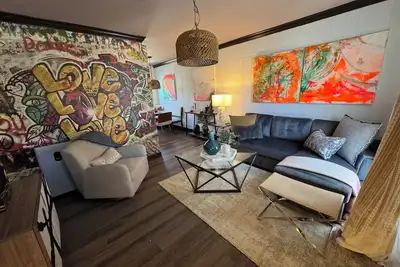 Image de Unique, professionally designed amenity-rich 2-bedroom townhome in Uptown Clt\n