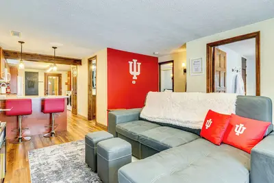Image de 1 Mi to Iu: Hoosier Home w/ Fire Pit & Fenced Yard