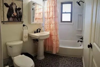 Image de Harris House - Blocks away from quaint downtown Oneonta, Shopping and Food