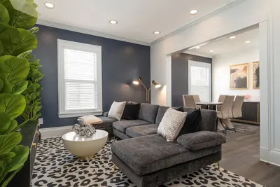 Image de 3 miles to B Ball, 5 min walk to Downtown! Stocked Kitchen, Ac, WiFi, W/D