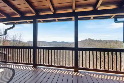 Image de New listing! 3 bedrooms, sleeps 6, gorgeous mountain view-close to everything!