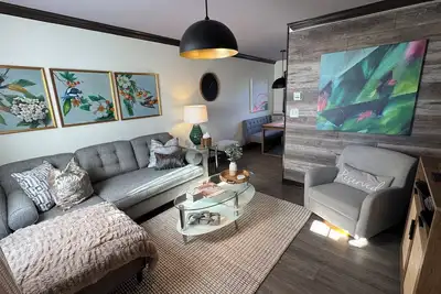 Image de Unique, professionally designed amenity-rich 2-bedroom townhome in Uptown Clt\n