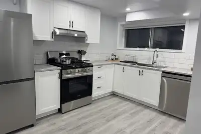 Image de Calgary-Close to U Of C, Sait, Sir Winston Churchill High School. . .