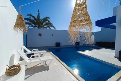 Image de Villa familiale avec piscine privée, à seulement 6 km de la plage!