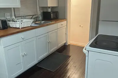 Image de Charming 3-bedroom bungalow in Detroit with Ac, WiFi. Unwind and relax