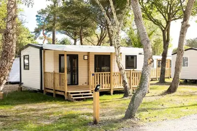 Image de Mobil-home Premium 40m² (3 chambres) + Terrasse + Tv + lave-vaisselle 6 personnes