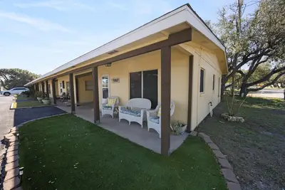 Image de Quiet Cottage steps away from Fulton Pier | Sleeps 4