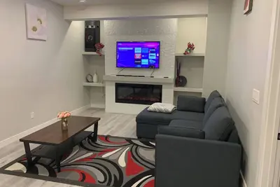 Image de Clean Cozy Legal Suite With Private Entrance.