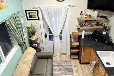 Image de Charming tiny house in lovely Lowell with Ac, WiFi, fenced in private space