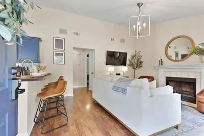 Image de New Meets Nostalgic - Adorable Cottage Sleeps 8!
